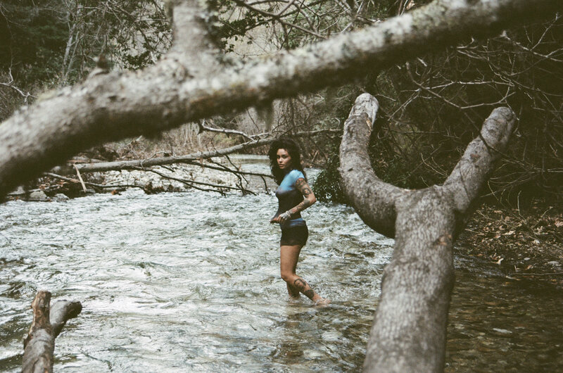 Kehlani Im Video zu "Up At Night" tauchen wir mit Kehlani in ihre