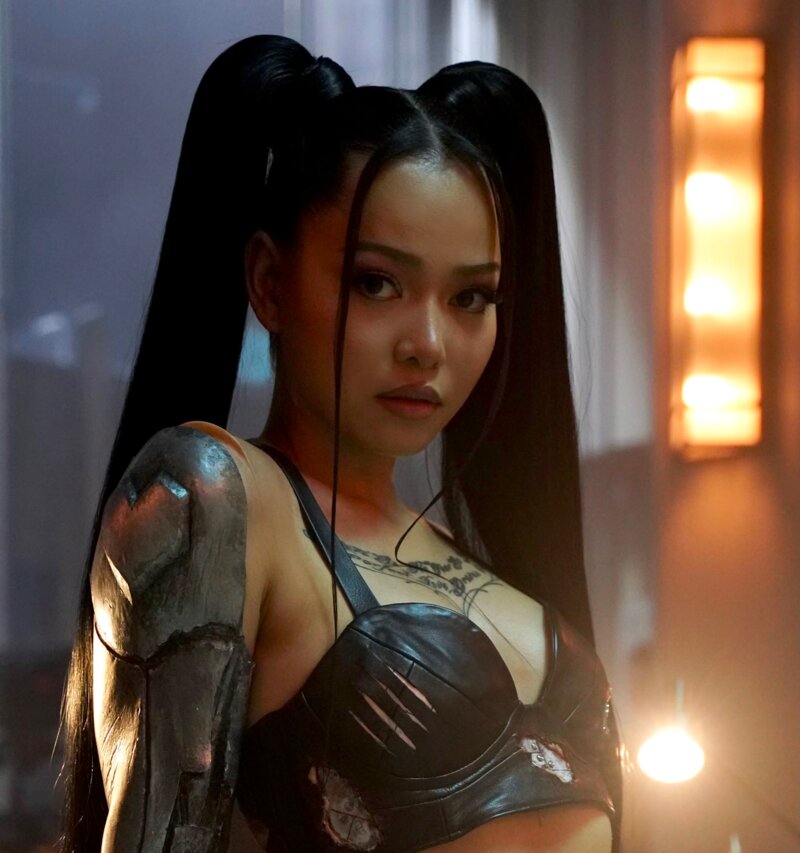 Bella Poarch: Am 12. August kommt die Debüt-EP "Dolls" – und jetzt der Titeltrack samt epischem