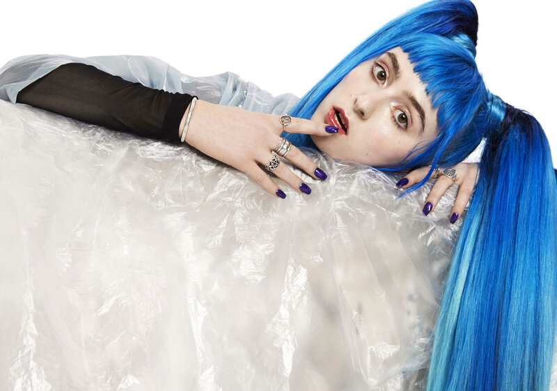 Ashnikko Ashnikko liefert mit dem Video "Halloweenie II Pumpkin Spice