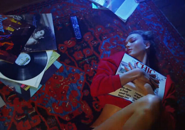 News-Titelbild - Supermodel Karlie Kloss reist im Musikvideo zu "I’ll Be There" zurück in die Disco-Ära