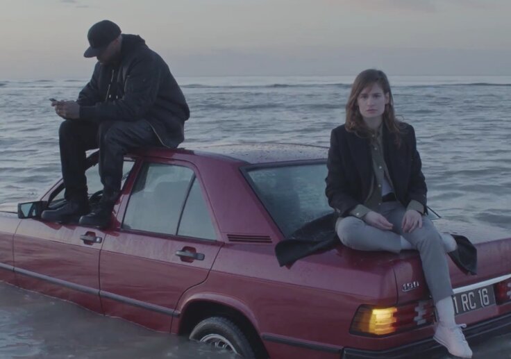 News-Titelbild - Im Musikvideo zu "Here" versenkt Christine and the Queens ungerührt einen Mercedes im Meer