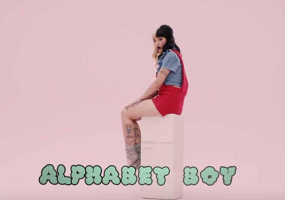 News-Titelbild - Im Video zu "Alphabet Boy" entführt uns Melanie Martinez erneut in ihre surreale Welt