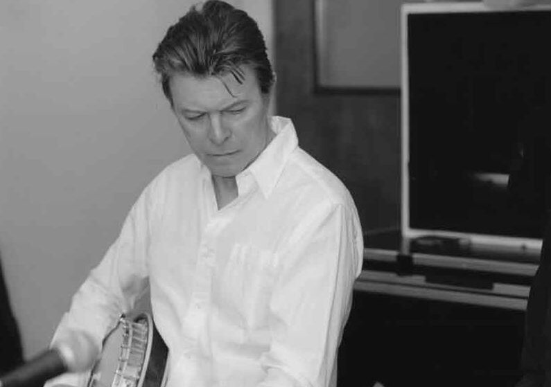 News-Titelbild - David Bowie steuert Theme Song zu stark besetzer TV-Serie "The Last Panthers" bei