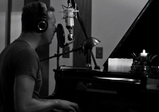 News-Titelbild - Chris Martin, ein Flügel, Kerzen und viel Atmosphäre im Musikvideo zu "Everglow"