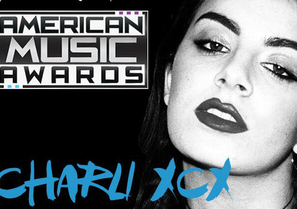 News-Titelbild - Charli XCX bringt Medley, Luftballons und heißes Kostüm zu American Music Awards