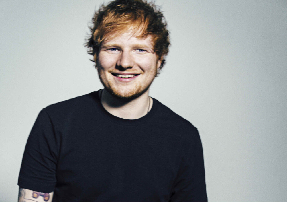News-Titelbild - Ed Sheeran überrascht Passanten in Australien als Peepshow-Sänger