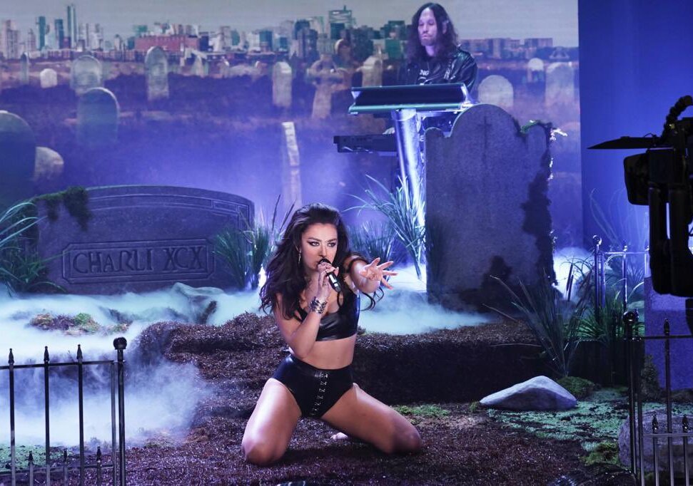 News-Titelbild - Beim Auftritt mit "Good Ones" bei Jimmy Fallon kriecht Charli XCX aus ihrem eigenen Grab