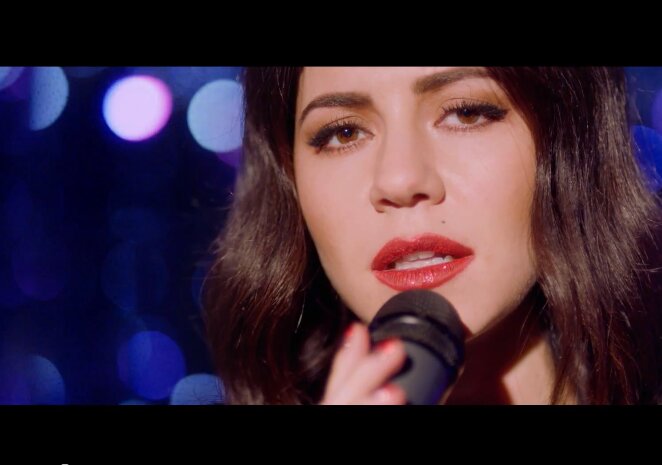News-Titelbild - Marina and the Diamonds veröffentlicht Akustik-Video ihrer bewegenden Ballade "Happy"