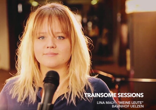 News-Titelbild - Akustik-Session im Hundertwasser-Bahnhof Uelzen: Lina Maly mit "Meine Leute"