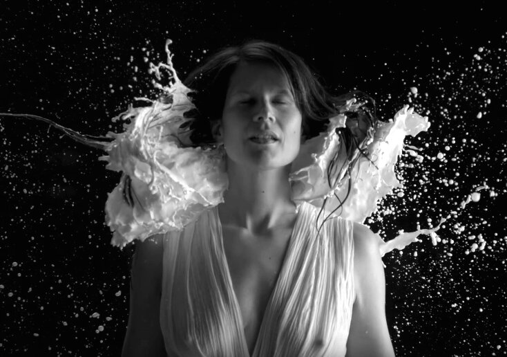 News-Titelbild - Im sinnlichen Musikvideo zu "Fontaine de lait" badet Camille in einem Strom aus Milch