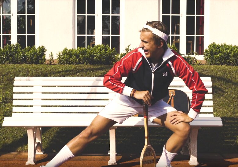 News-Titelbild - Im Musikvideo zu ihrem neuen Song "Serena" bitten Tom Thaler & Basil zum Tennisduell