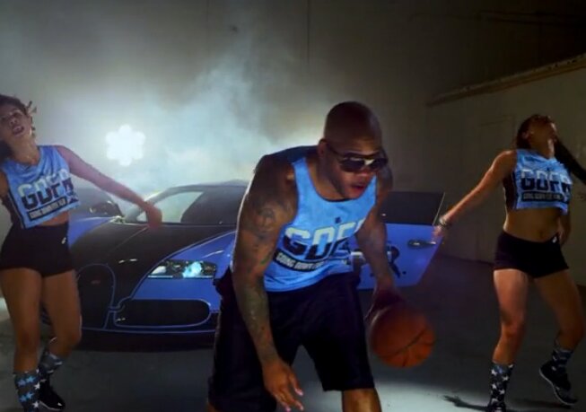 News-Titelbild - Alles auf Sieg: Flo Rida trainiert im Video zu "G.D.F.R." ein weibliches Basketballteam