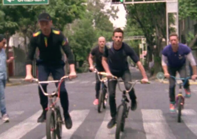 News-Titelbild - Im Video zu "A Head Full Of Dreams" erkunden Coldplay Mexiko-Stadt auf BMX-Rädern