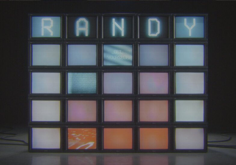News-Titelbild - Das Musikvideo zu "Randy" ist eine kunstvolle Live-Installation aus 25 alten Fernsehern