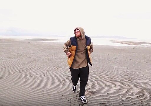 News-Titelbild - Im Musikvideo zu "Stay" nimmt uns Mac Miller mit auf einen lässigen Strandspaziergang