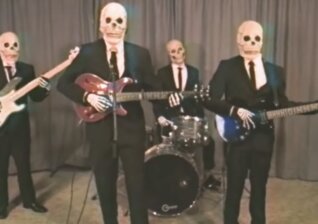 News-Titelbild - Pünktlich zu Halloween hat Gerard Way seinen schaurig-schönen neuen Song "Baby You're A Haunted House" für euch