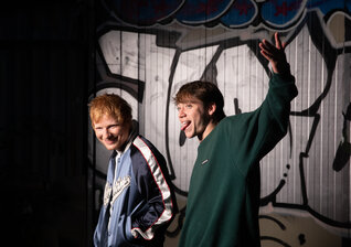 News-Titelbild - Paulo Londra und Ed Sheeran laden uns zu einer Nacht voller Geschichten ein