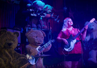 News-Titelbild - Weil der Lover sie sitzen lässt, gründet Shannon Shaw kurzerhand eine Band mit lebenden Teddybären