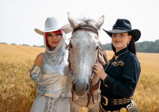 News-Titelbild - Anne-Marie und Shania Twain machen im Video zu "Unhealthy" den Wilden Westen unsicher