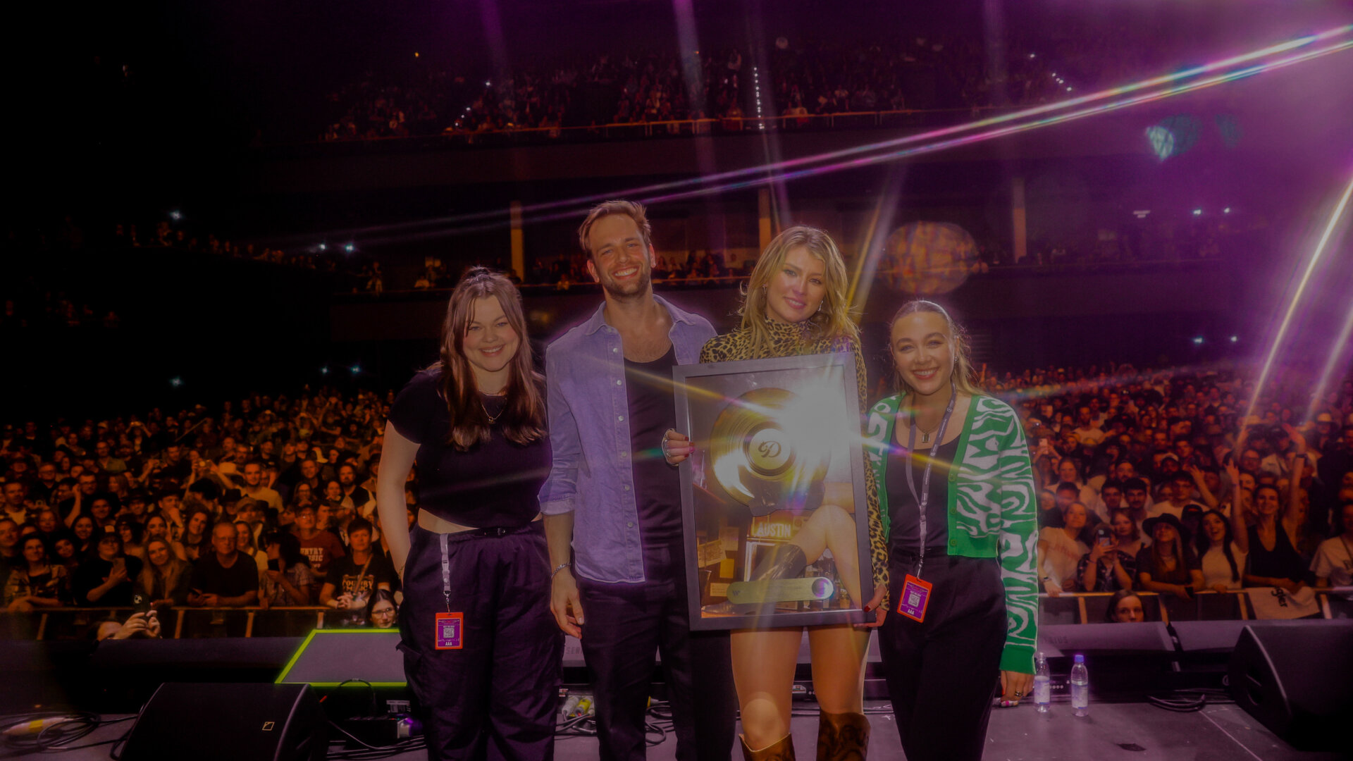 News-Titelbild - Warner Music verleiht Gold an Dasha und Alex Warren