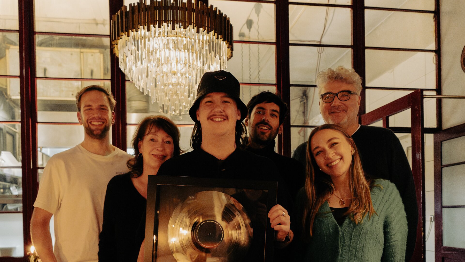 News-Titelbild - Warner Music verleiht Platin an CYRIL für 'Stumblin' In'