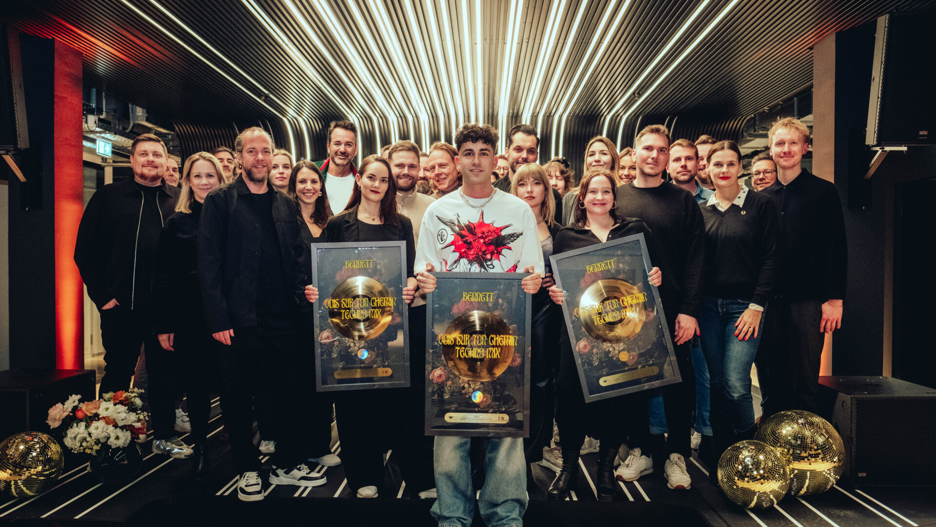 News-Titelbild - BENNETT und Warner Music zelebrieren Gold und bauen Partnerschaft aus