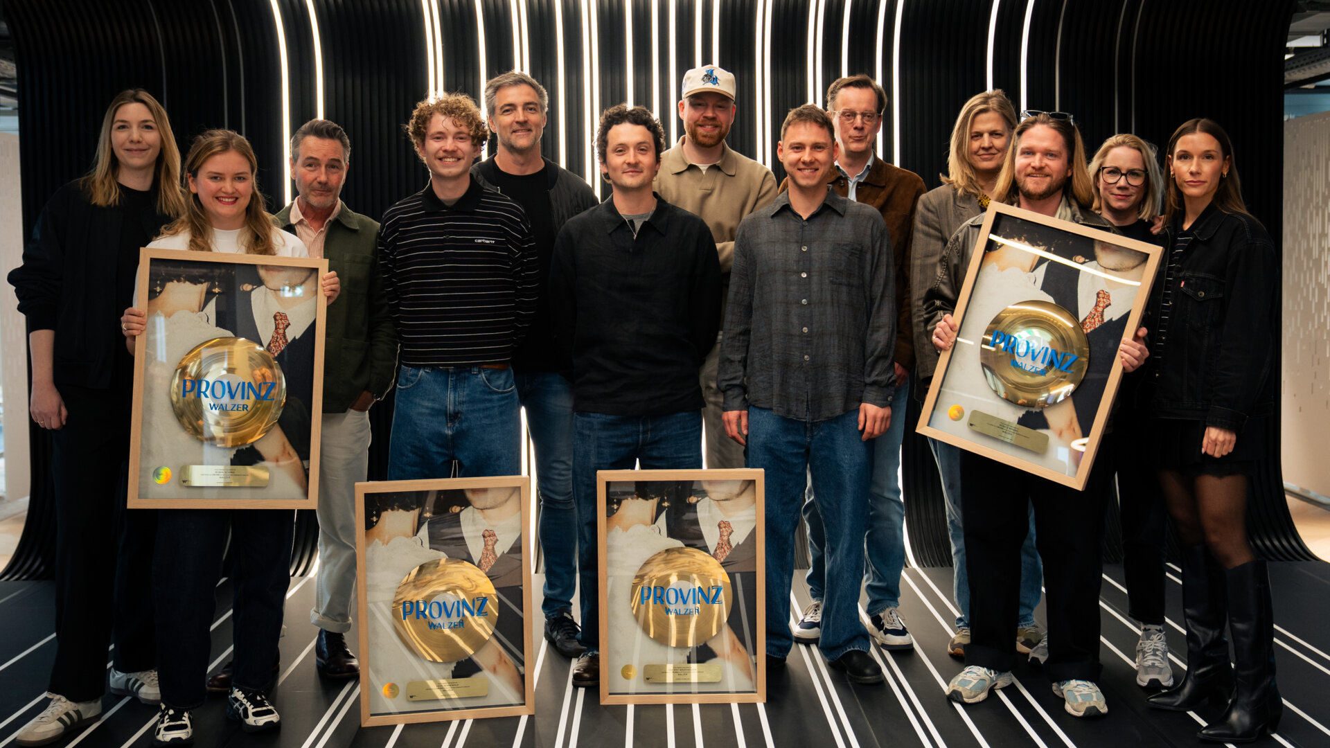 News-Titelbild - Warner Music feiert Gold für Provinz und ihre Single "Walzer"
