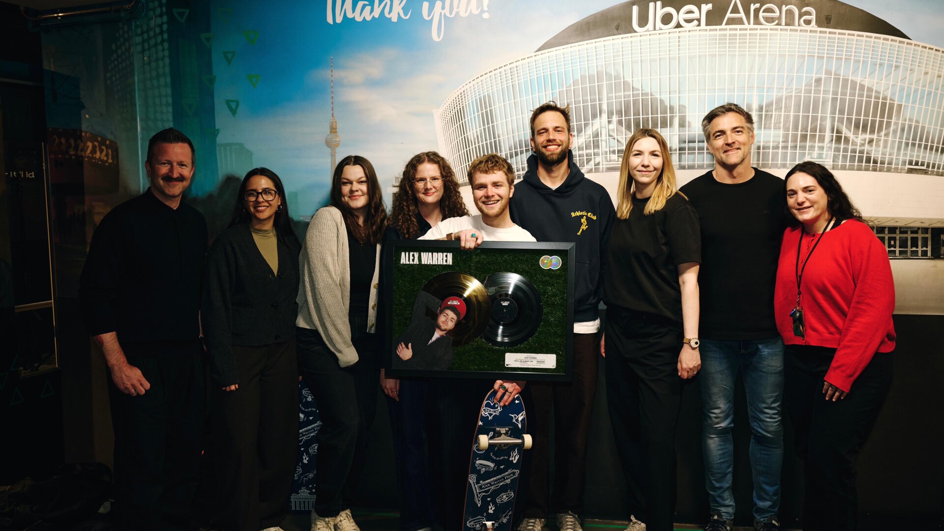 News-Titelbild - Warner Music überrascht Alex Warren während seines „Little Orphan Alex Live“-Tourstopps in Berlin