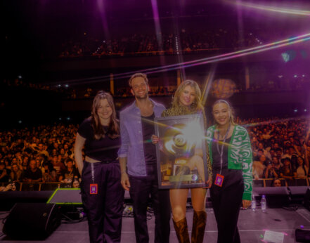 News-Titelbild - Warner Music verleiht Gold an Dasha und Alex Warren
