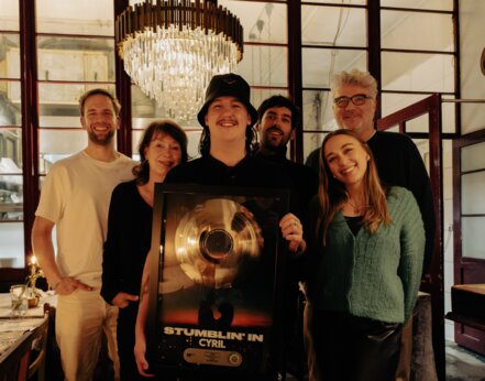 News-Titelbild - Warner Music verleiht Platin an CYRIL für 'Stumblin' In'