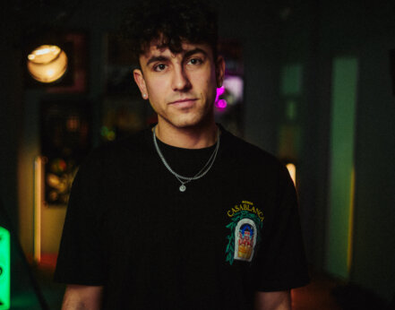 News-Titelbild - BENNETT ist mit „Vois sur ton chemin (Techno Mix)“ die neue Nummer 1 der Single-Charts