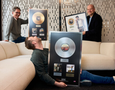 News-Titelbild - Warner Music zeichnet JOSH. Mit Gold und Platin aus