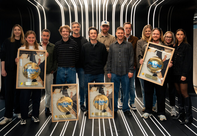 News-Titelbild - Warner Music feiert Gold für Provinz und ihre Single "Walzer"