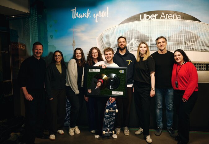 News-Titelbild - Warner Music überrascht Alex Warren während seines „Little Orphan Alex Live“-Tourstopps in Berlin