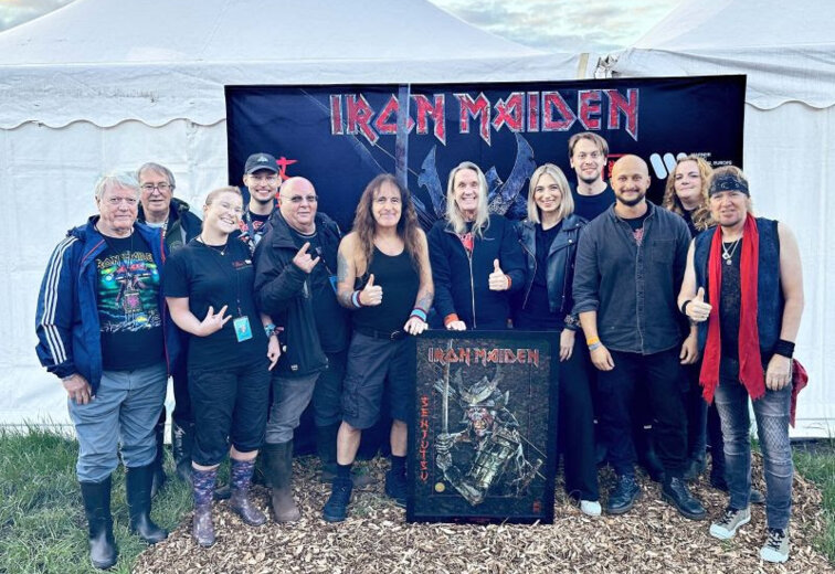 News-Titelbild - IRON MAIDEN erhalten Gold-Award für "Senjutsu"
