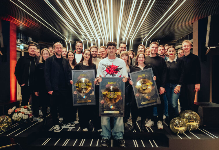 News-Titelbild - BENNETT und Warner Music zelebrieren Gold und bauen Partnerschaft aus