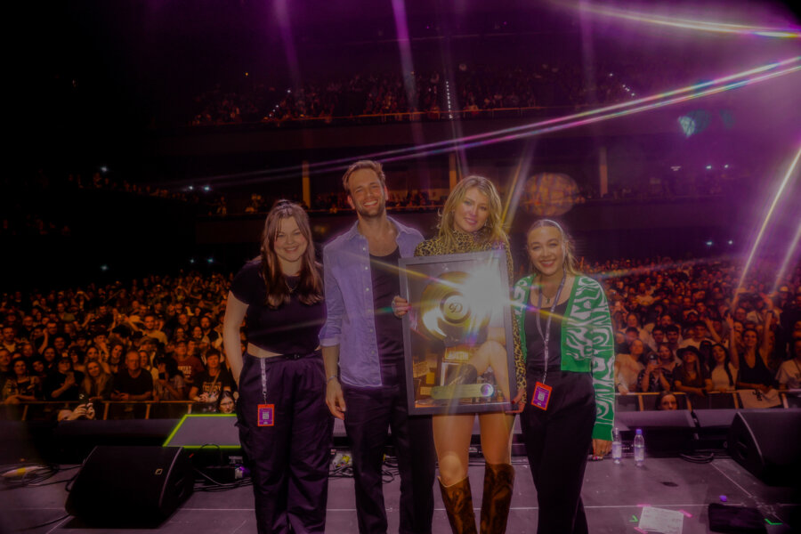 News-Titelbild - Warner Music verleiht Gold an Dasha und Alex Warren