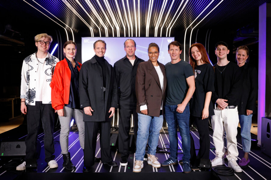 Vlnr: Thomas Meilstrup, Doreen Schimk (Co-President Warner Music Central Europe), Alle Farben, Fabian Drebes (Co-President Warner Music Central Europe), Tari Taye (Head of Radio Warner Music Central Europe), James Blunt, Mele, Tim Baldus, Jana Denecke (Senior Director Warner Music Central Europe)

© Franziska Krug