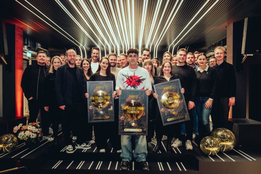 News-Titelbild - BENNETT und Warner Music zelebrieren Gold und bauen Partnerschaft aus