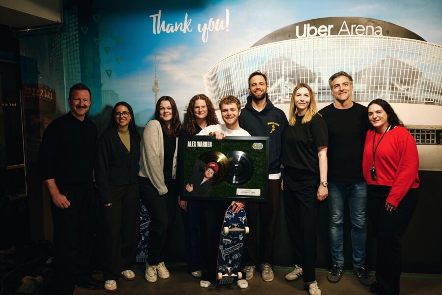 News-Titelbild - Warner Music überrascht Alex Warren während seines „Little Orphan Alex Live“-Tourstopps in Berlin