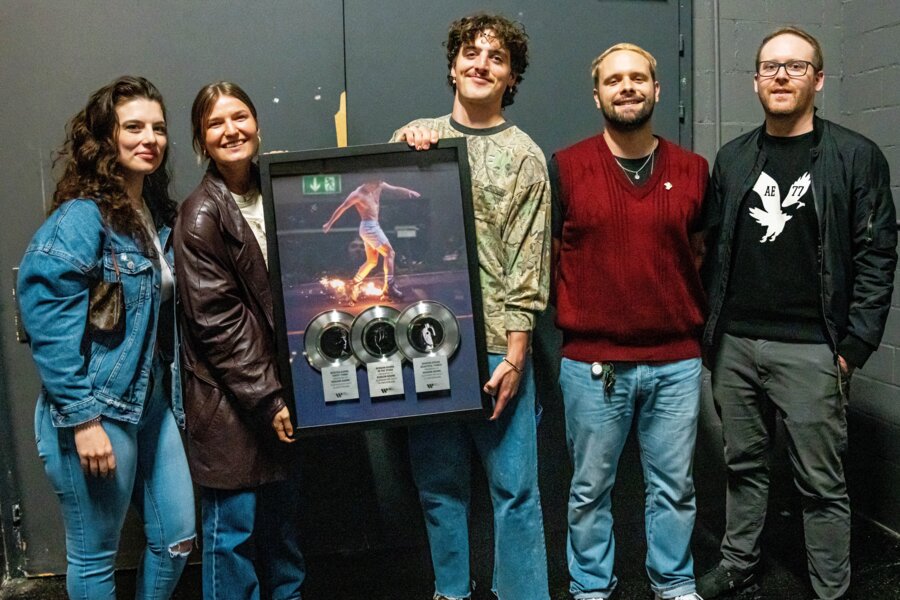 News-Titelbild - Warner Music verleiht Dreifach-Platin an Benson Boone in der Schweiz