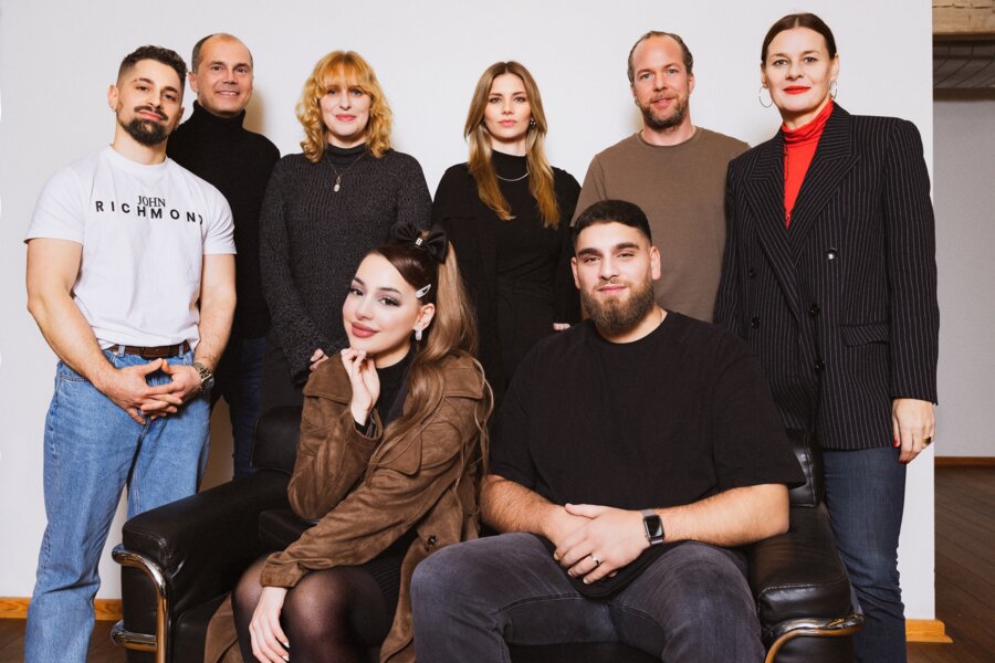 News-Titelbild - Warner Music und AYLIVA verlängern erfolgreiche Zusammenarbeit