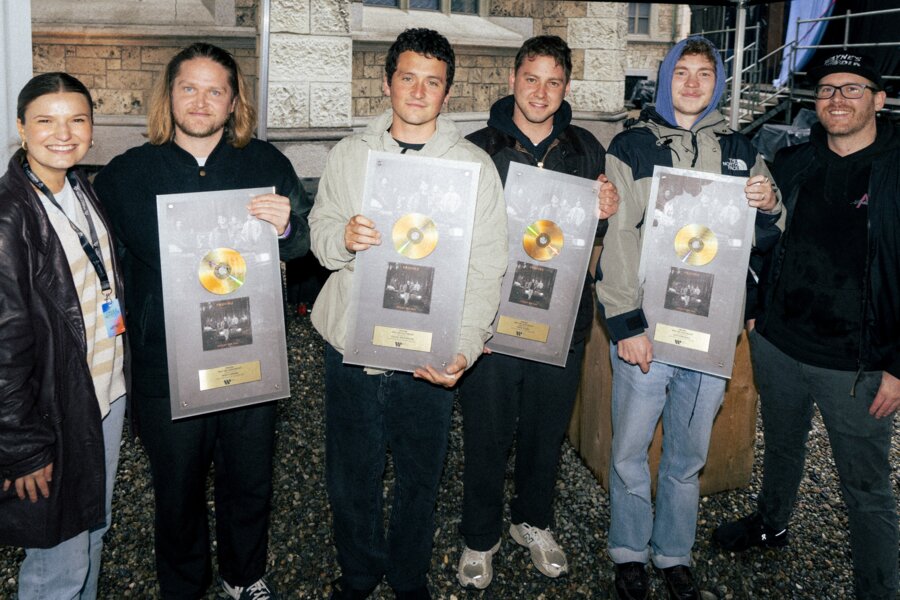 News-Titelbild - Warner Music verleiht Gold an Provinz in der Schweiz