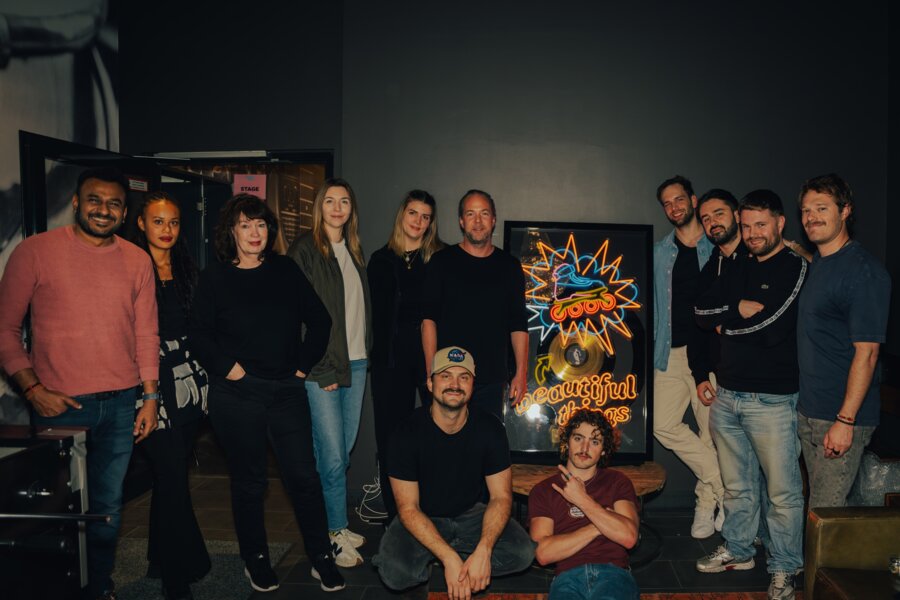 News-Titelbild - Warner Music ehrt Benson Boone mit Platin für 'Beautiful Things'