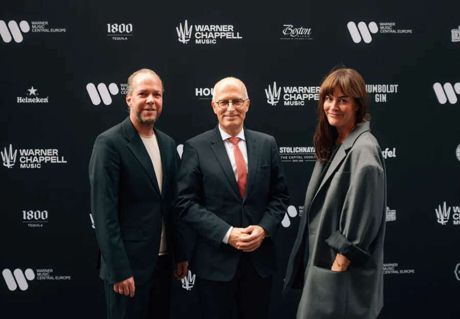 Vlnr: Fabian Drebes, Co-President Warner Music Central Europe, Hamburgs Erster Bürgermeister Dr. Peter Tschentscher, Natascha Augustin, Vice President Warner Chappell Music Germany