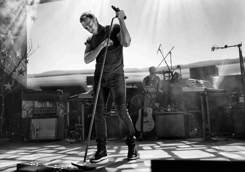 News-Titelbild - Chris Martin bringt Coldplay-Songs, ein Paul-Simon-Cover und ein AC/DC-Intro in die BBC Live Lounge