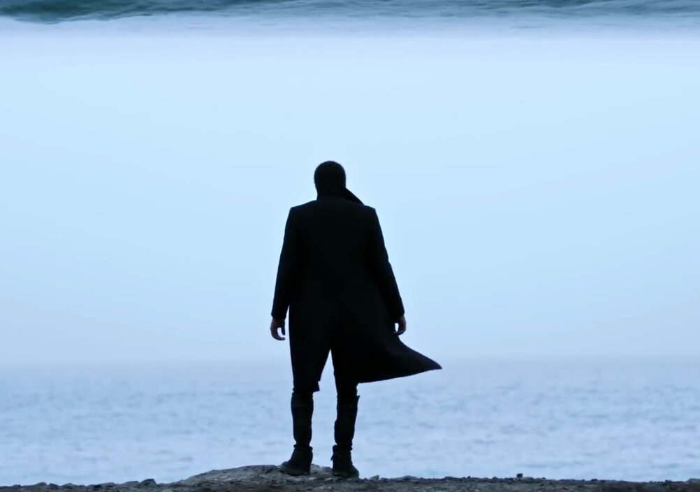 News-Titelbild - Im Video zu "Brooding" läuft ein Mann ins Meer – dann passiert das Unerwartete