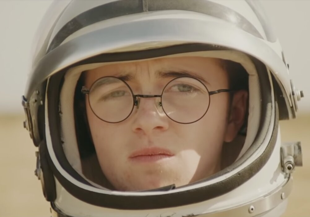 News-Titelbild - Im Video zu "The Boy in the Bubble" verarbeitet Alec Benjamin eine harte Zeit in seiner Kindheit