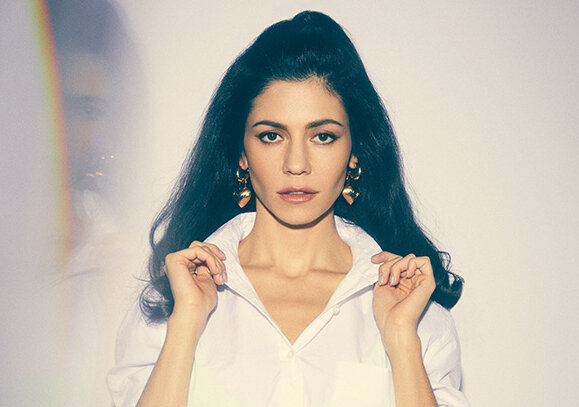 News-Titelbild - Ausgewählte Akustikversionen: Marina veröffentlicht am Freitag "LOVE + FEAR ACOUSTIC"