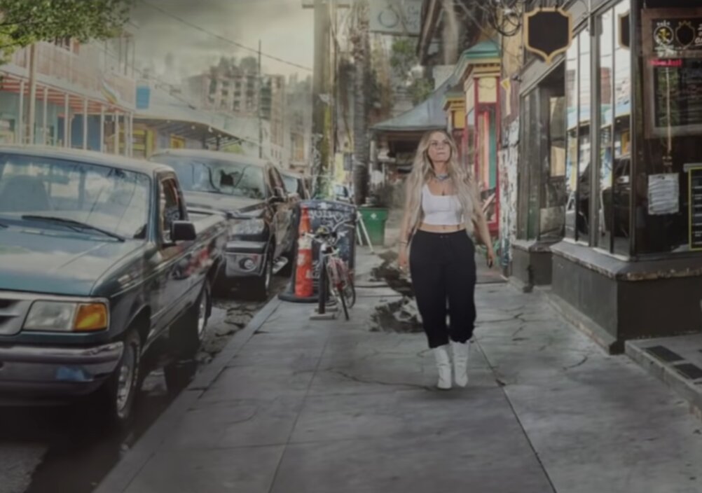 News-Titelbild - Im Video zu "Sabotage (feat. CHIKA)" zieht JoJo eine Spur der Verwüstung durch Los Angeles